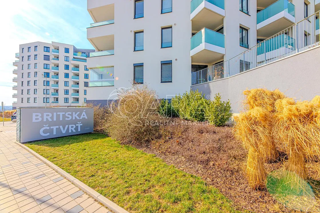 Хол; дървен под, естествена светлина, модерен стил