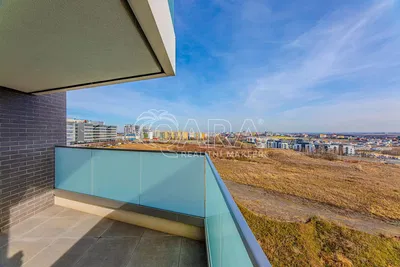 Кухня; кухненски уреди, дървен под, естествена светлина, модерен стил