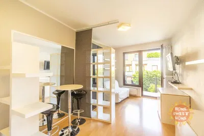 Кухня; кухненски уреди, дървен под, естествена светлина, модерен стил