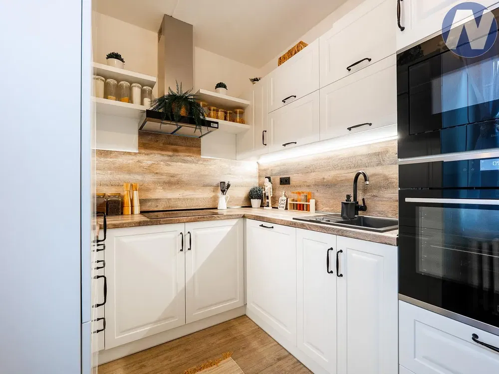 Хол; дървен под, естествена светлина, модерен стил