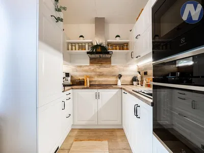 Хол; дървен под, естествена светлина, модерен стил