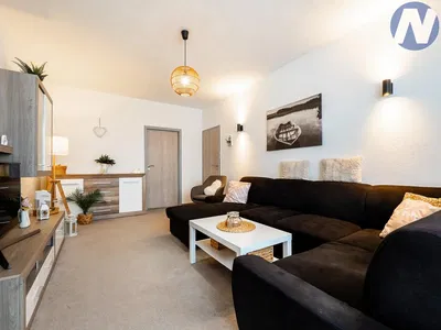 Хол; дървен под, естествена светлина, модерен стил