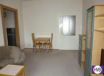 Salon; podłoga drewniana, światło dzienne, styl nowoczesny