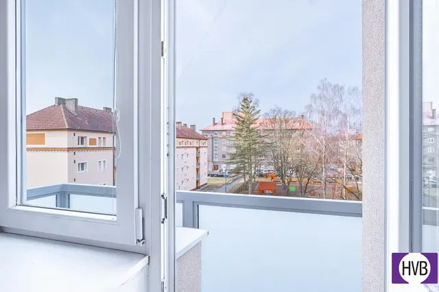 Sala de estar; chão de madeira, luz natural, estilo moderno