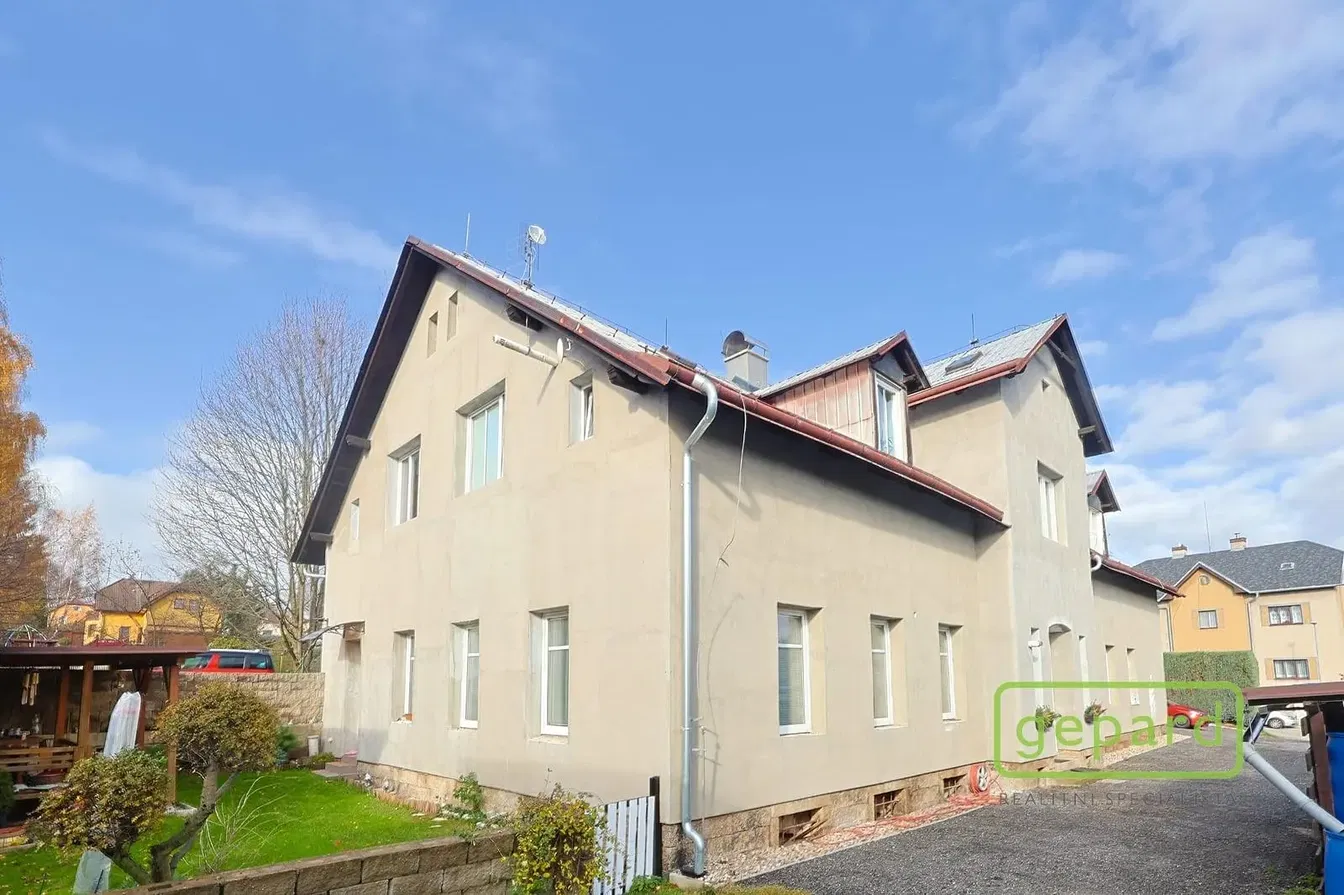 Кухня; кухненски уреди, дървен под, естествена светлина, модерен стил