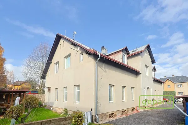 Κουζίνα; συσκευές κουζίνας, ξύλινο πάτωμα, φυσικό φως, μοντέρνο στυλ