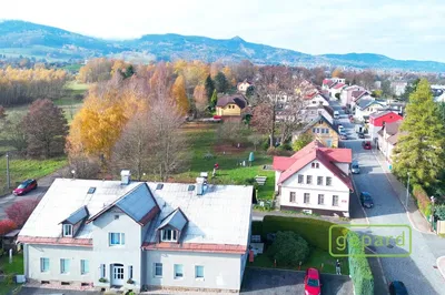 Хол; дървен под, естествена светлина, модерен стил