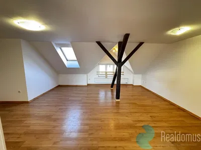 غرفة معيشة; أرضية خشبية, ضوء طبيعي, أسلوب عصري