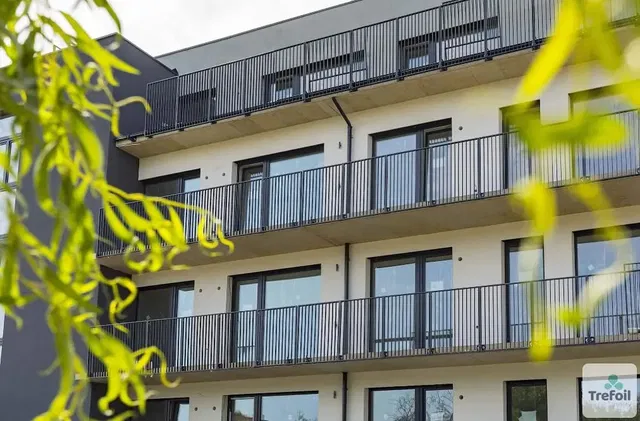 Sala de estar; chão de madeira, luz natural, estilo moderno