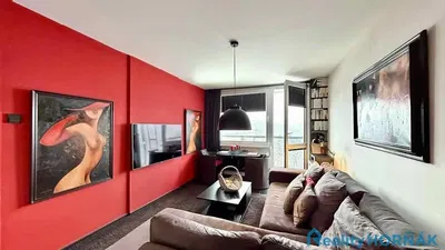 Кухня; кухненски уреди, дървен под, естествена светлина, модерен стил