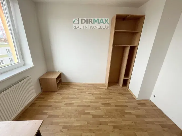 Kuhinja; kućanski aparati, drveni pod, prirodna svjetlost, moderan stil