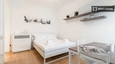 Cucina; elettrodomestici, pavimento in legno, luce naturale, stile moderno