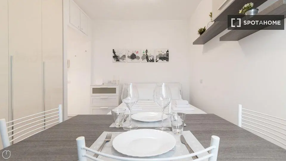 Cucina; elettrodomestici, pavimento in legno, luce naturale, stile moderno