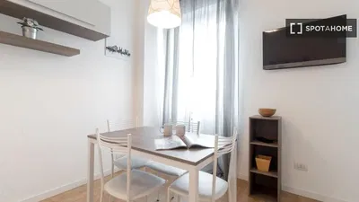 Cucina; elettrodomestici, pavimento in legno, luce naturale, stile moderno