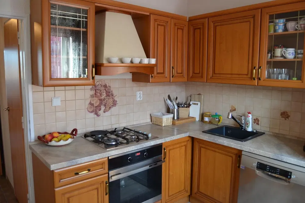 Кухня; кухненски уреди, плочки, естествена светлина, модерен стил