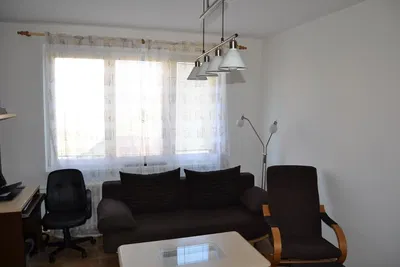 Кухня; кухненски уреди, дървен под, естествена светлина, модерен стил