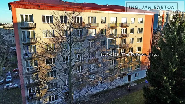 Хол; дървен под, естествена светлина, модерен стил