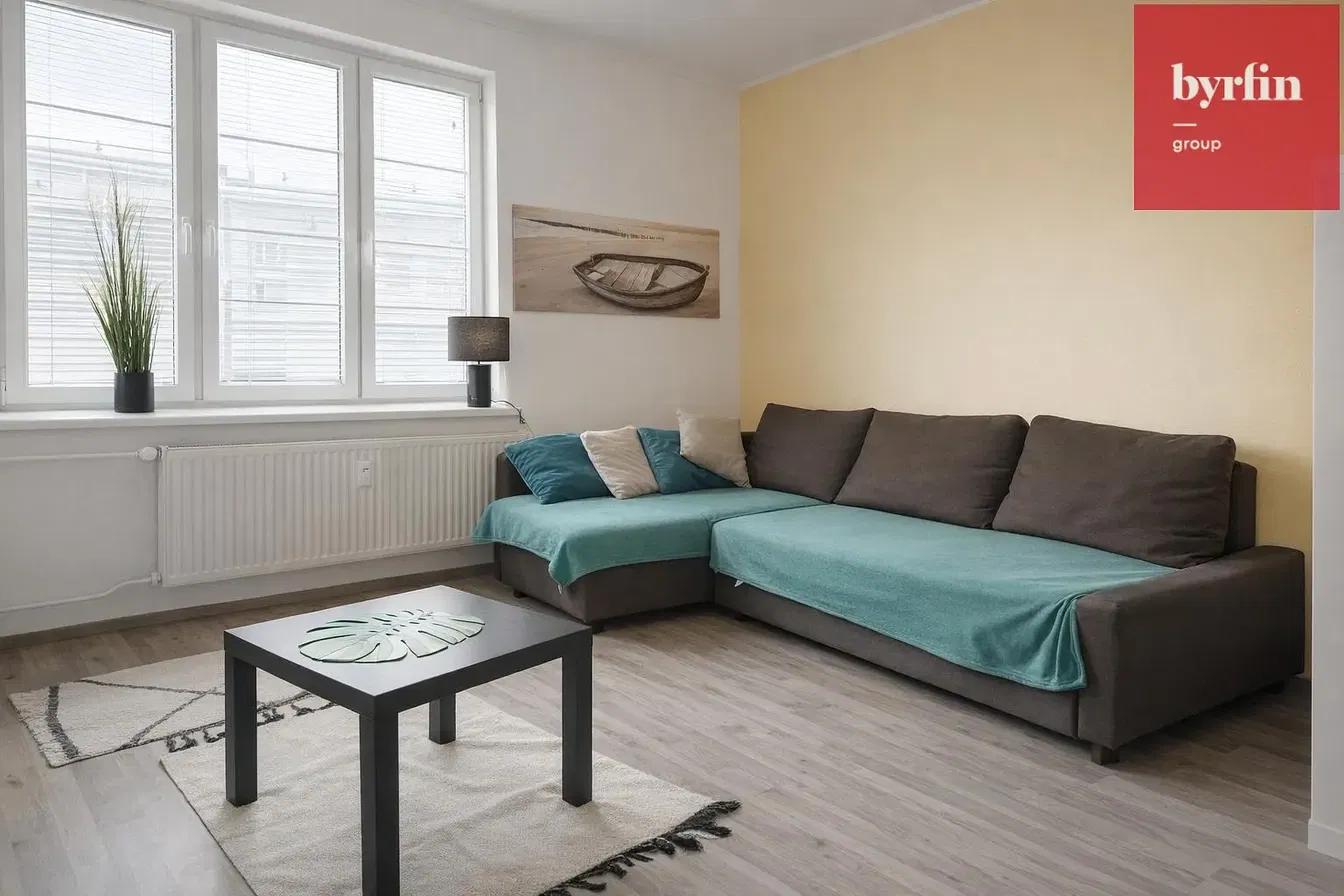 Dnevni boravak; drveni pod, prirodna svjetlost, moderan stil