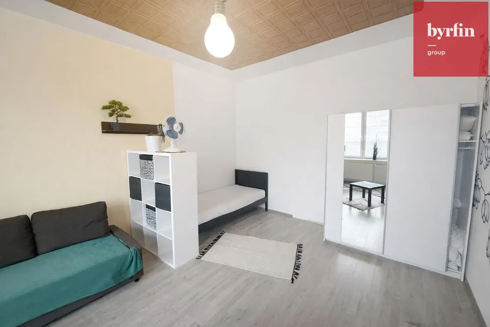 Kuhinja; kućanski aparati, drveni pod, prirodna svjetlost, moderan stil