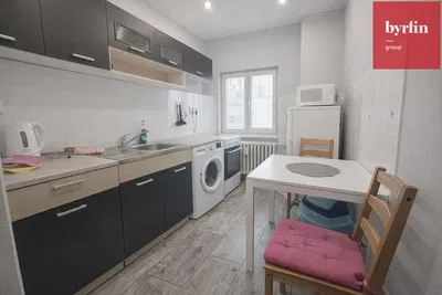 Kuhinja; kućanski aparati, drveni pod, prirodna svjetlost, moderan stil