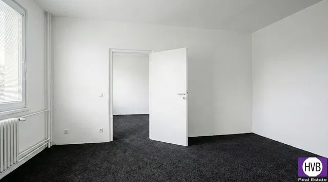 Dnevna soba; drveni pod, prirodno svjetlo, moderni stil