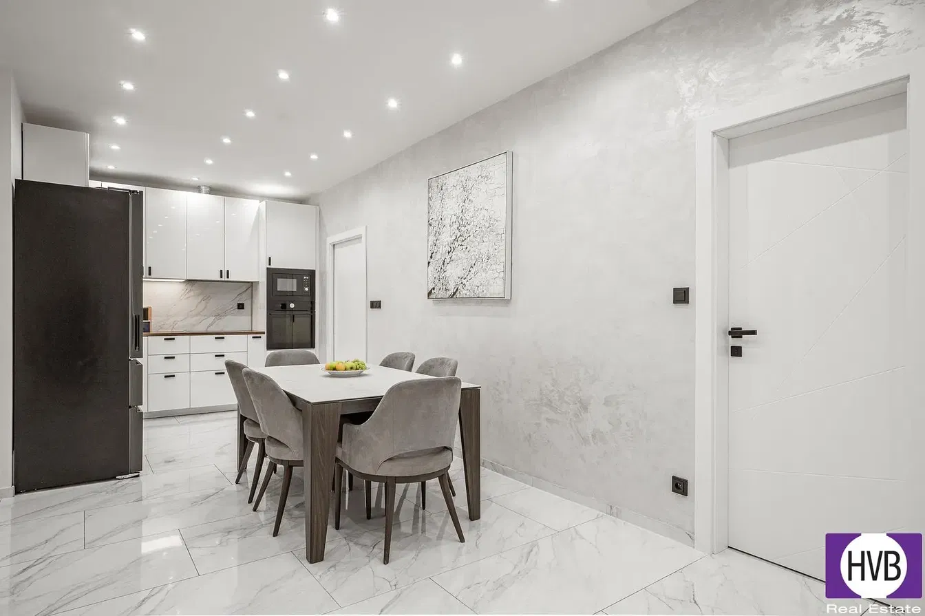 Wohnzimmer; tageslicht, holzboden, moderner stil