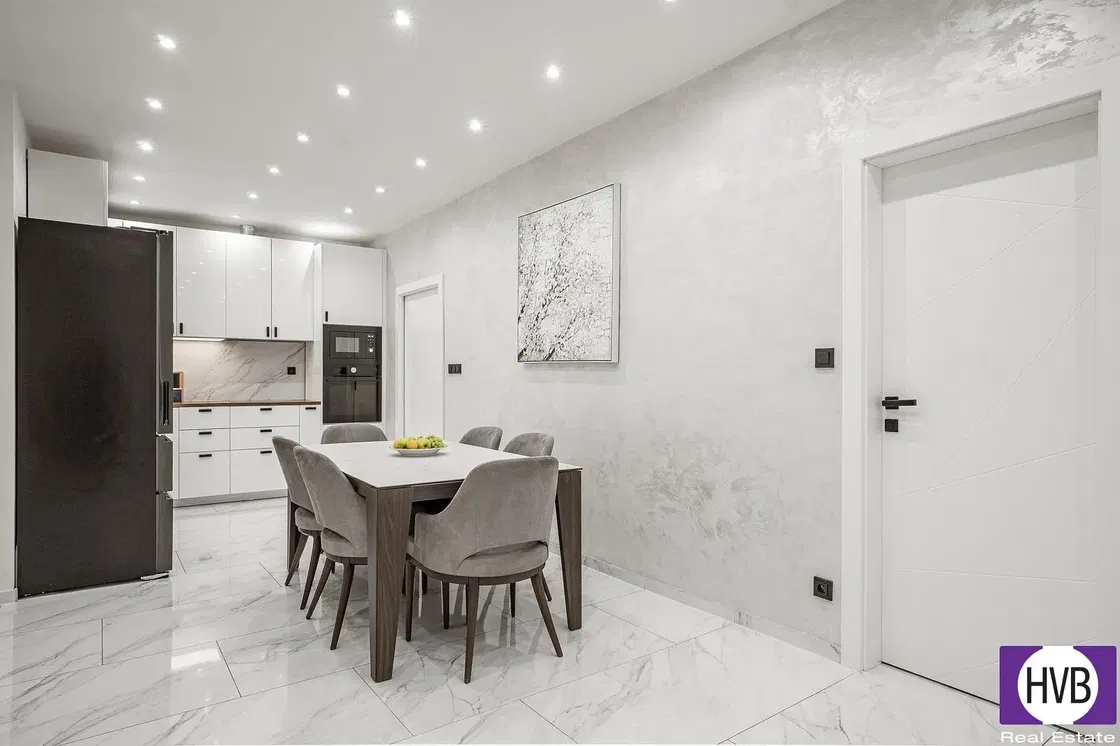 Wohnzimmer; tageslicht, holzboden, moderner stil