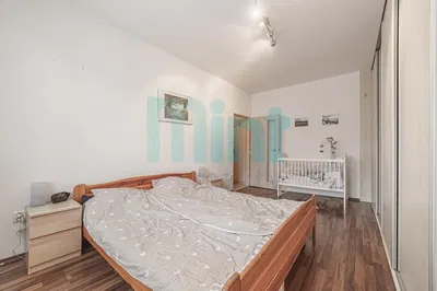 Хол; естествена светлина, дървен под, модерен стил