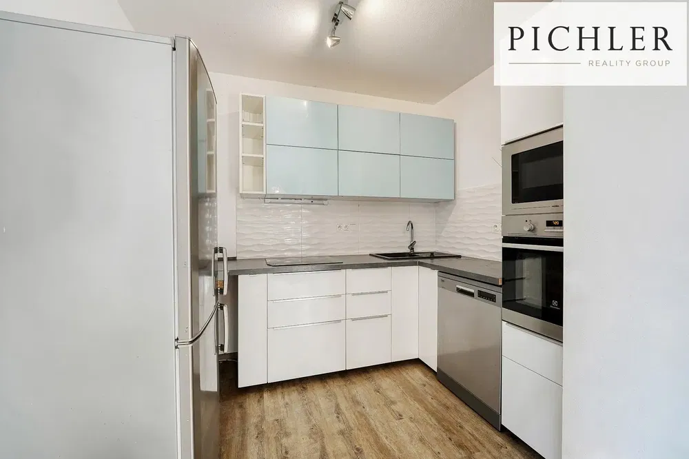 Кухня; кухненски уреди, дървен под, естествена светлина, модерен стил