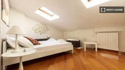 Soggiorno; pavimento in legno, luce naturale, stile moderno