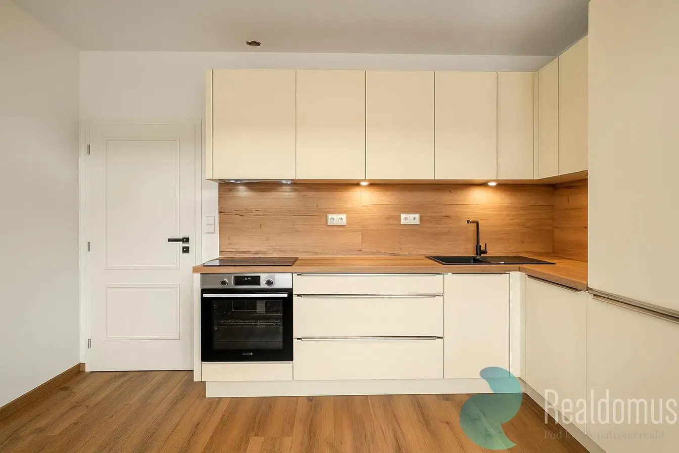 Хол; дървен под, естествена светлина, модерен стил