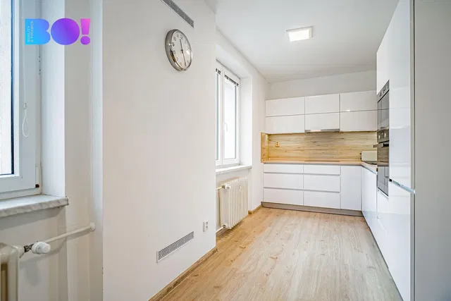 Cuisine; électroménager, parquet, lumière naturelle, style moderne