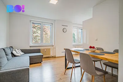 Кухня; кухненски уреди, дървен под, естествена светлина, модерен стил