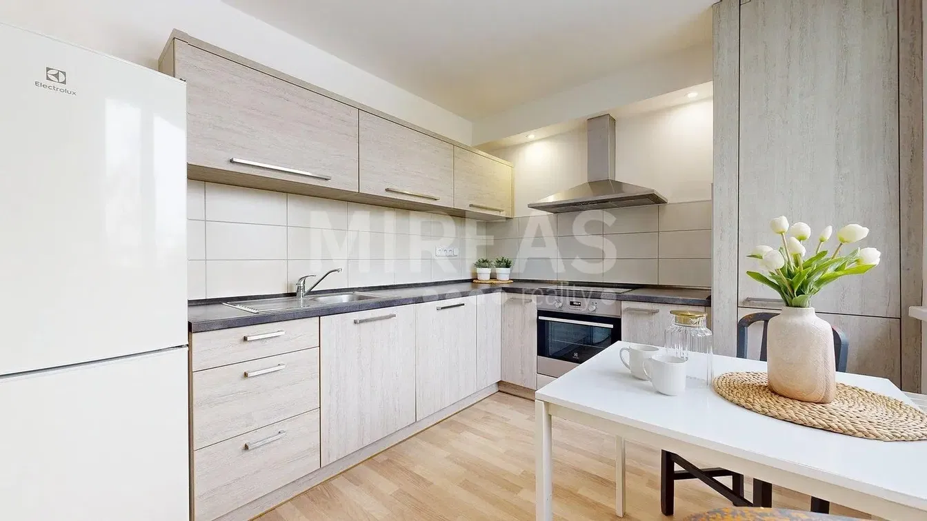 Sala de estar; chão de madeira, luz natural, estilo moderno