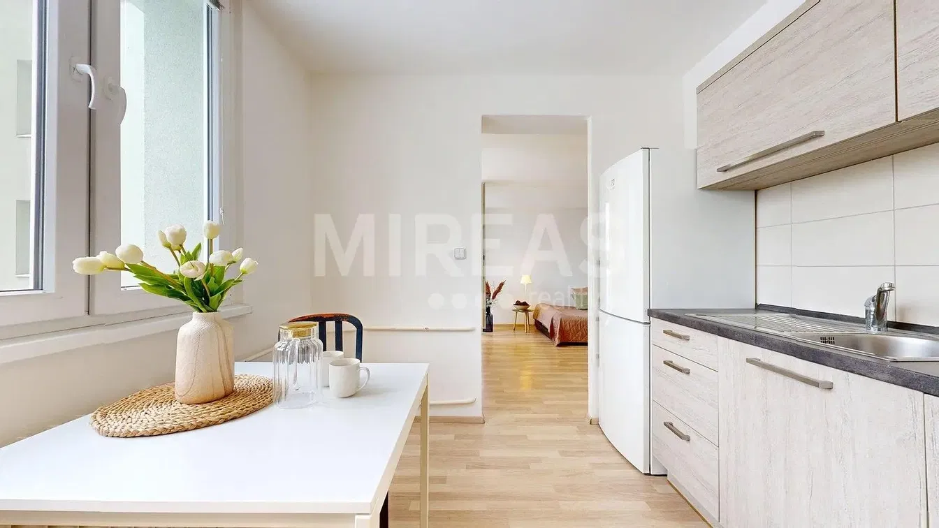 Sala de estar; chão de madeira, luz natural, estilo moderno, teto alto