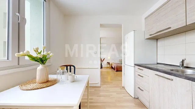 Sala de estar; chão de madeira, luz natural, estilo moderno, teto alto