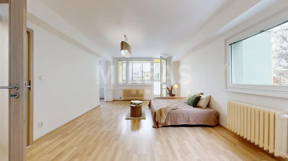 Cozinha; eletrodomésticos, chão de madeira, luz natural, estilo moderno