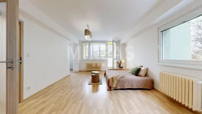 Cozinha; eletrodomésticos, chão de madeira, luz natural, estilo moderno