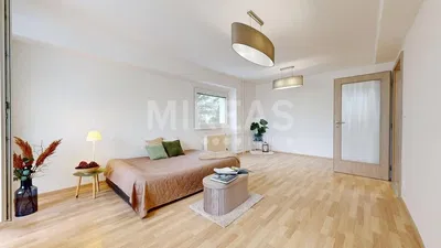 Sala de estar; chão de madeira, luz natural, estilo moderno