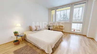 Sala de estar; chão de madeira, luz natural, estilo moderno