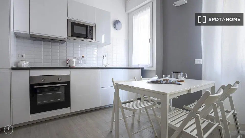 Cucina; elettrodomestici, pavimento in legno, luce naturale, stile moderno