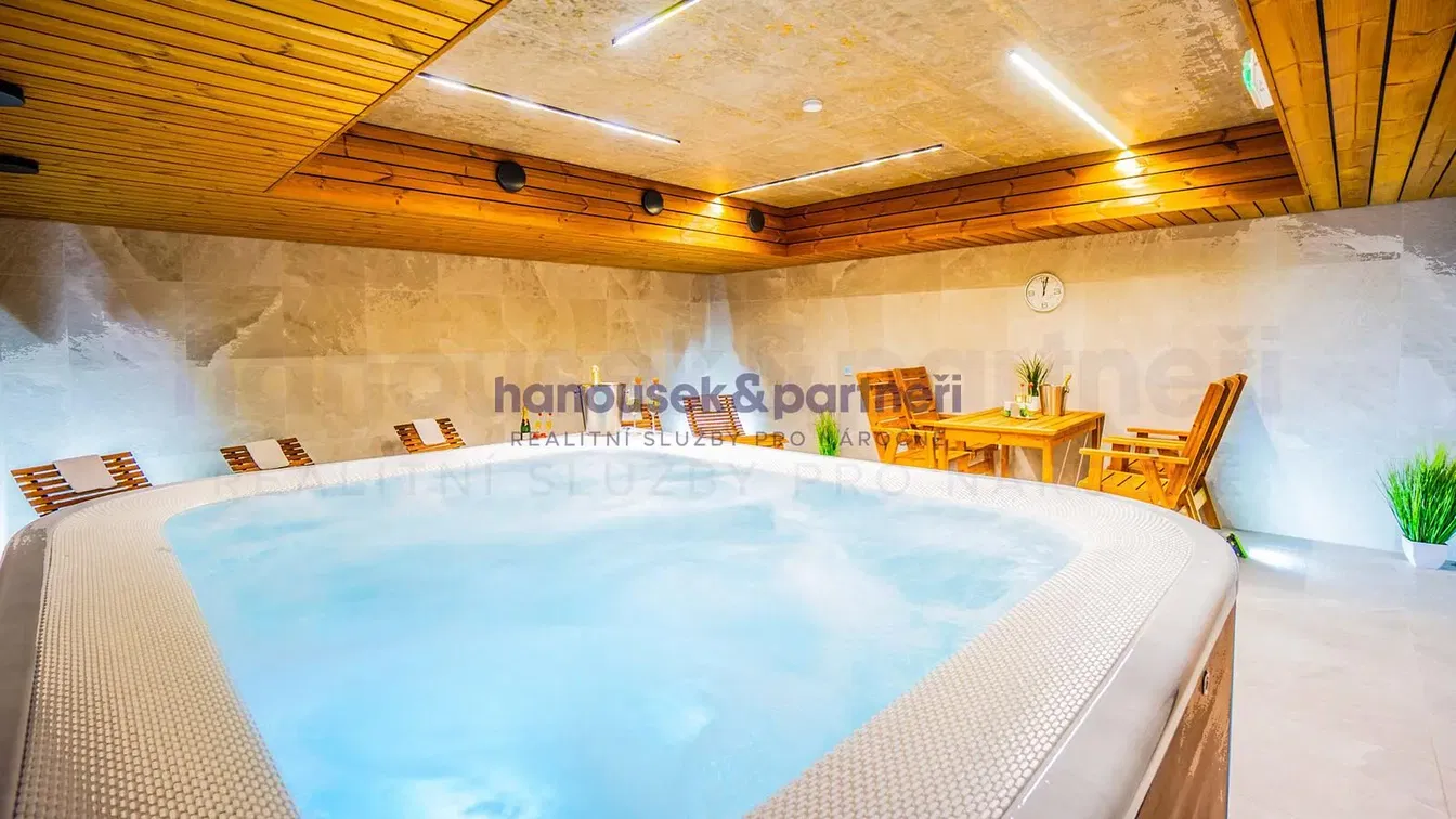 Кухня; кухненски уреди, дървен под, естествена светлина, модерен стил