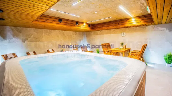 Küche; küchengeräte, holzboden, tageslicht, moderner stil