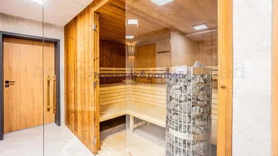 Хол; дървен под, естествена светлина, модерен стил