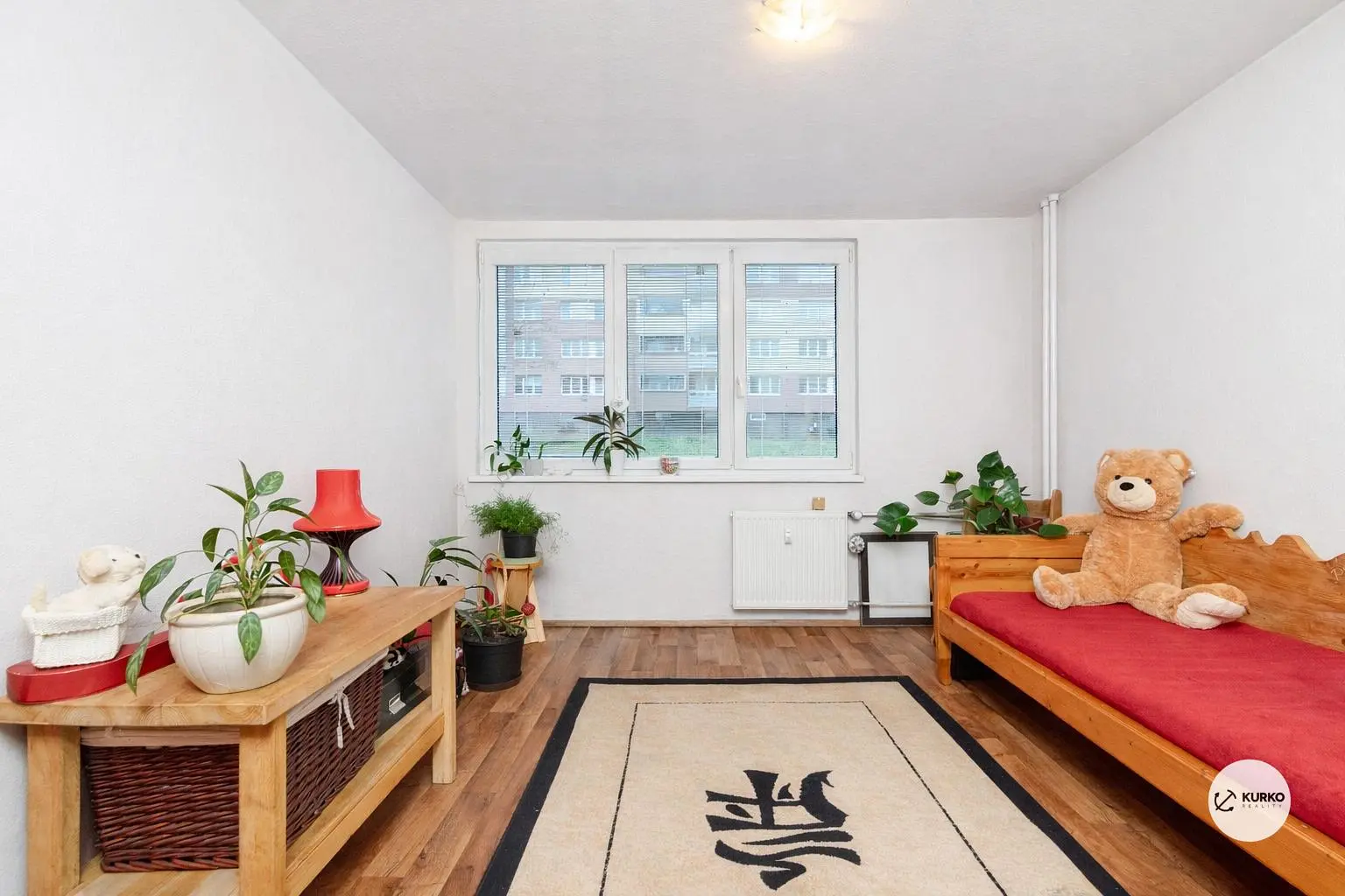 Soggiorno; pavimento in legno, luce naturale, stile moderno