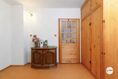 Soggiorno; pavimento in legno, luce naturale, stile moderno