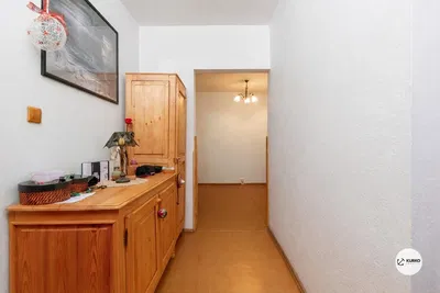 Soggiorno; pavimento in legno, luce naturale, stile moderno