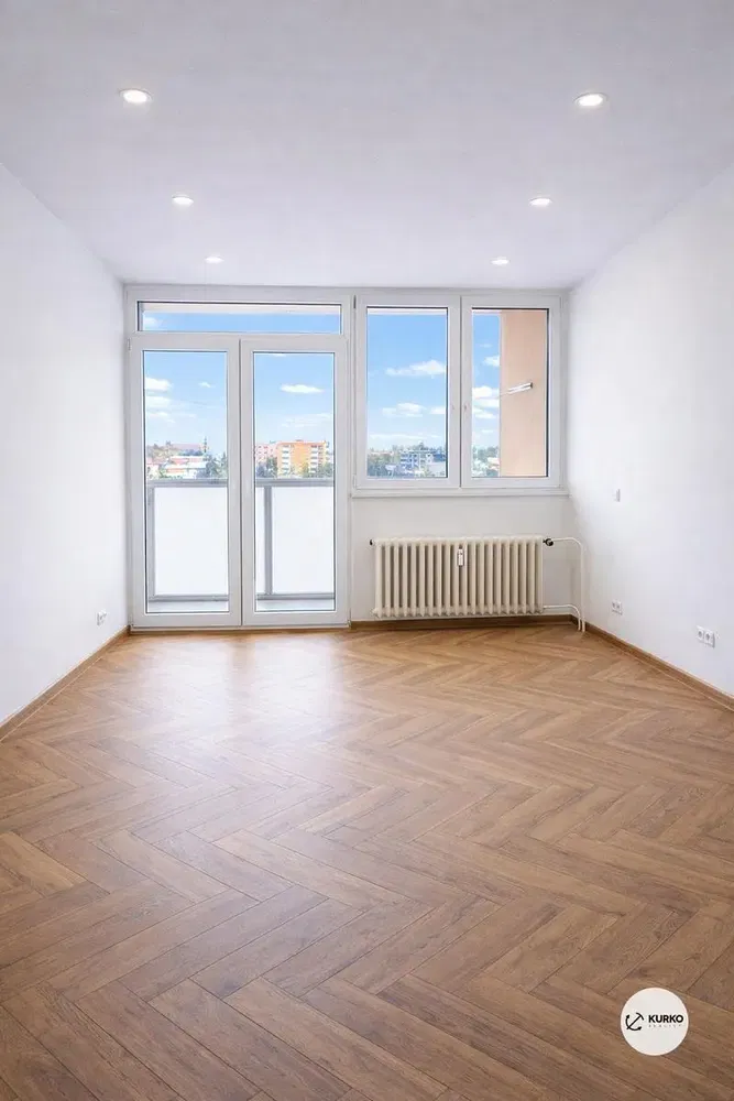 Obývačka; drevená podlaha, prirodzené svetlo, moderný štýl, vysoké stropy