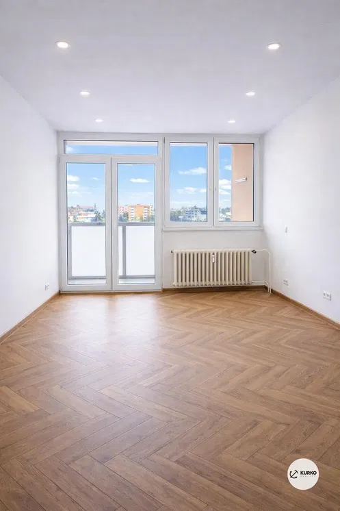 Obývačka; drevená podlaha, prirodzené svetlo, moderný štýl, vysoké stropy