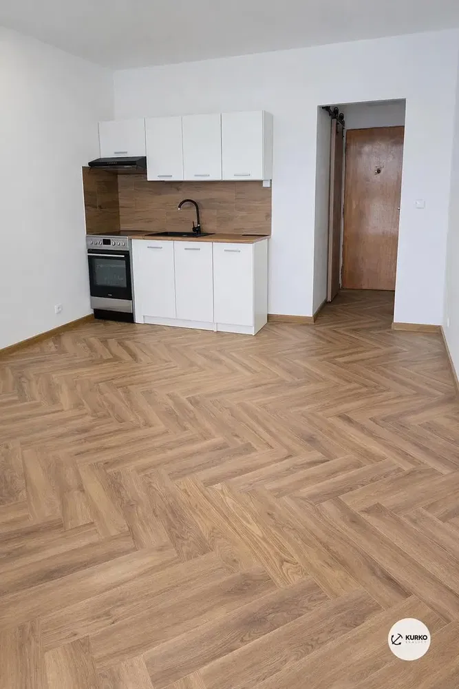 Obývačka; drevená podlaha, prirodzené svetlo, moderný štýl, vysoké stropy